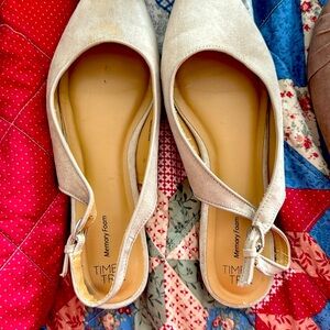 Pointed toe sling back flats